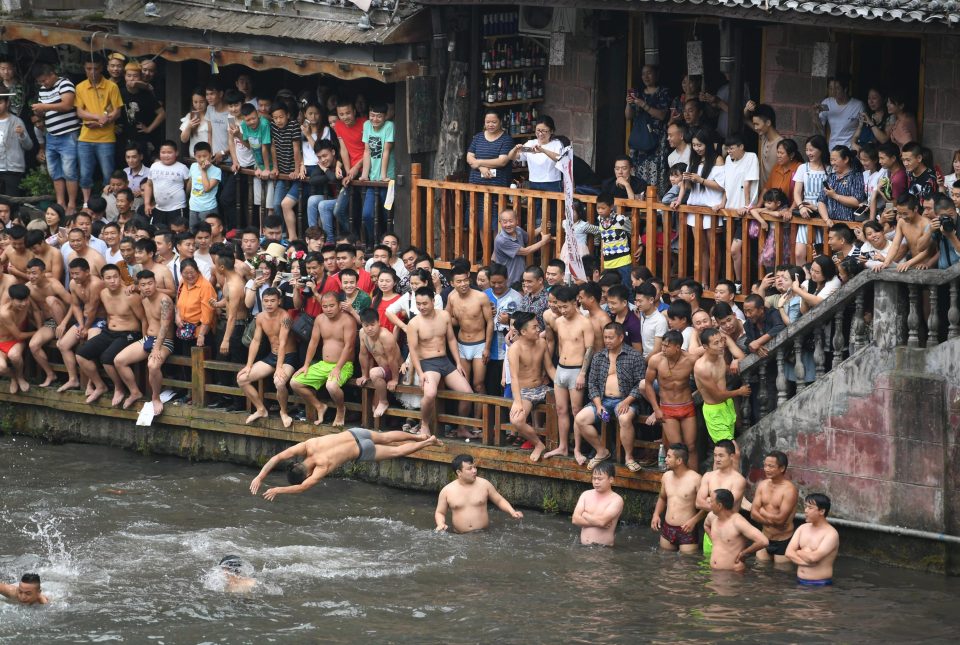 Ảnh: 20 vạn người TQ đổ ra biển tắm “nước rồng” - 8