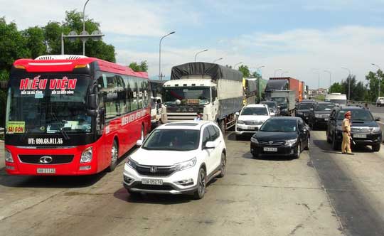 Hàng chục ô tô &#34;vây&#34; trạm thu phí Quán Hàu gây ách tắc giao thông - 1