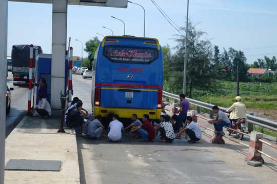 Hàng chục ô tô &#34;vây&#34; trạm thu phí Quán Hàu gây ách tắc giao thông - 4