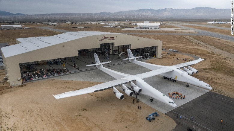 Máy bay lớn nhất thế giới lần đầu tiên lăn bánh - 1