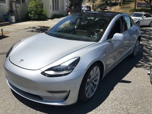 Lộ nội thất Tesla Model 3 khiến nhiều người ngỡ ngàng - 1