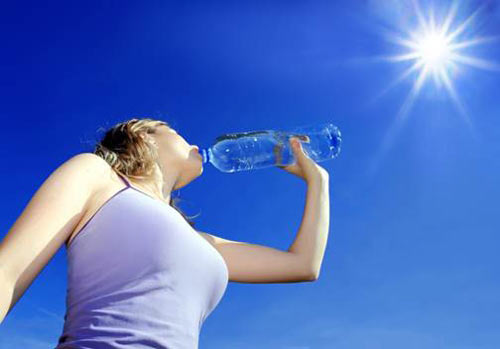 12 cách bảo vệ cơ thể trong thời tiết nắng nóng - 1
