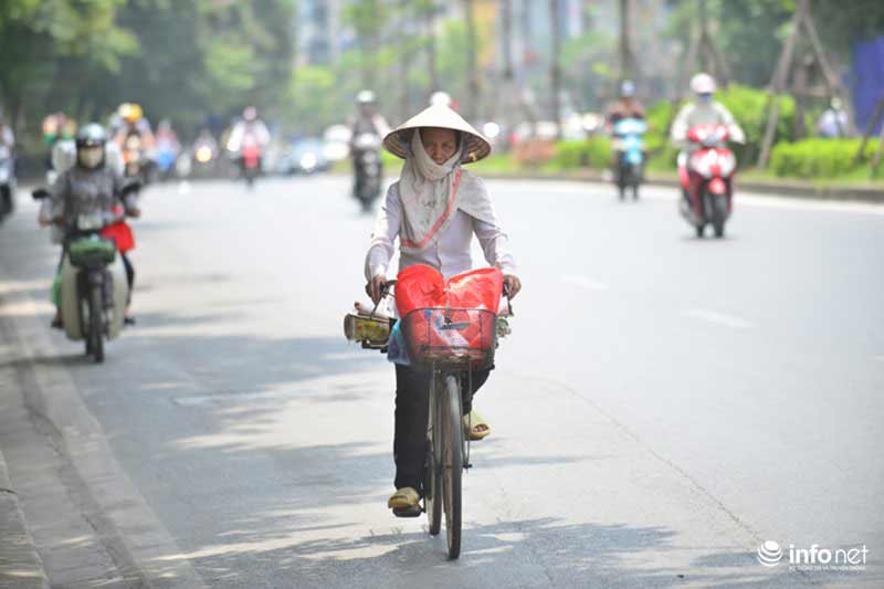 Người Hà Nội &#34;vật vã&#34; trong đợt nắng nóng đỉnh điểm đầu mùa - 7