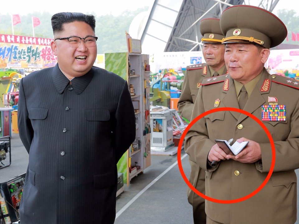 Vì sao tướng lĩnh vây quanh Kim Jong-un luôn cầm sổ tay? - 1