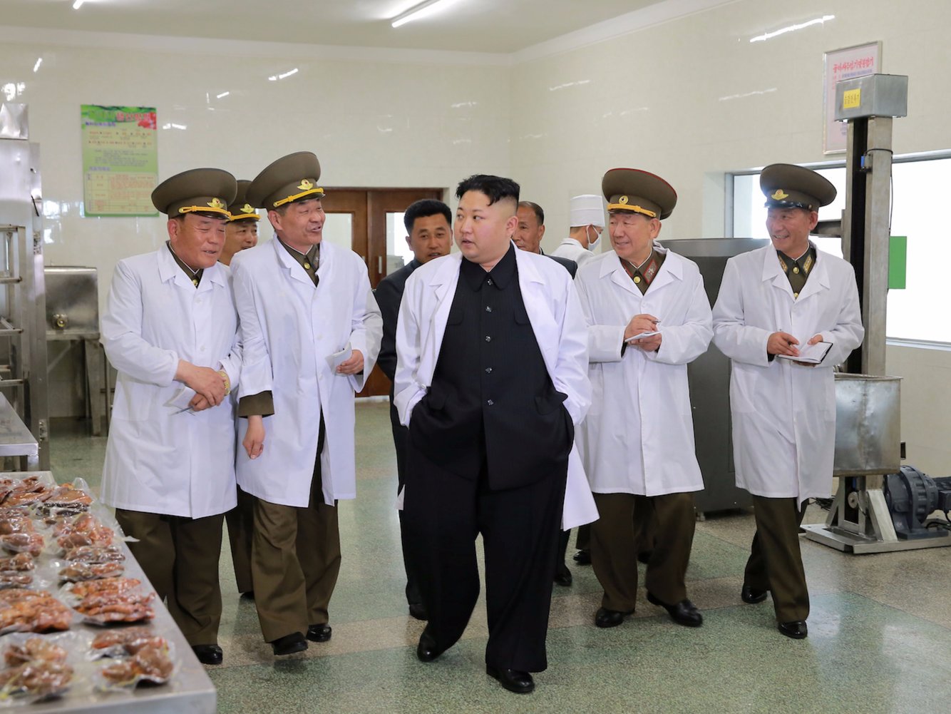 Vì sao tướng lĩnh vây quanh Kim Jong-un luôn cầm sổ tay? - 2