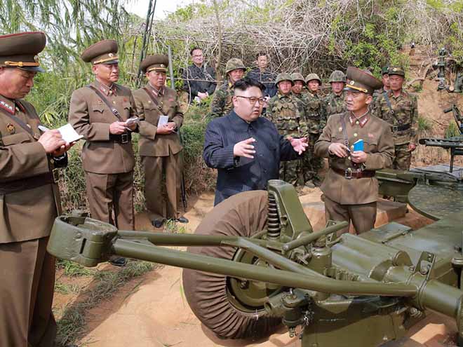 Vì sao tướng lĩnh vây quanh Kim Jong-un luôn cầm sổ tay? - 3