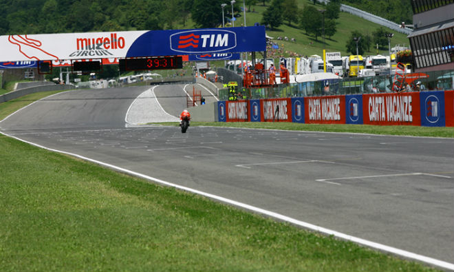 Đua xe MotoGP: "Hoàng đế" và chiếc xe bốc khói nghi ngút - 2