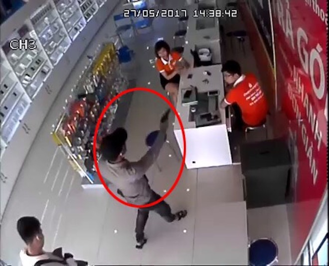 Lộ diện 2 thanh niên dùng súng cướp cửa hàng điện thoại - 1