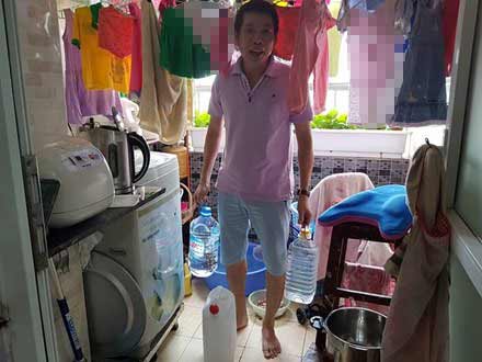 Nắng 40 độ, dân Hà Nội nghỉ làm ở nhà canh nước sinh hoạt - 1