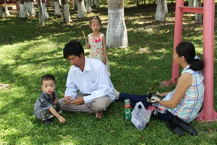 Quá nắng nóng, người dân Đà Nẵng xuống gầm cầu ăn trưa - 1