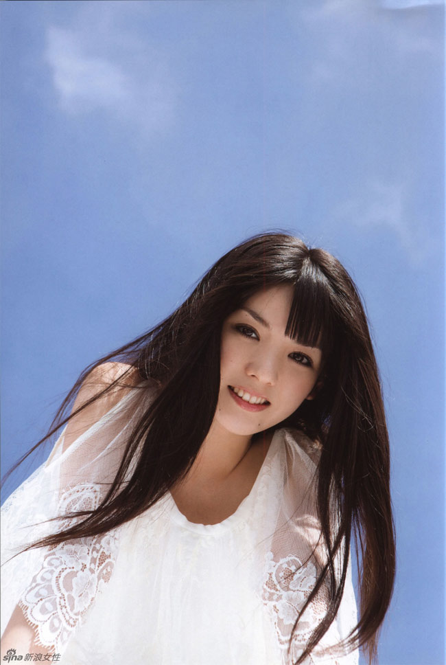 Hiện Ayumi là nữ ca sĩ, người mẫu nổi tiếng xứ phù tang. 