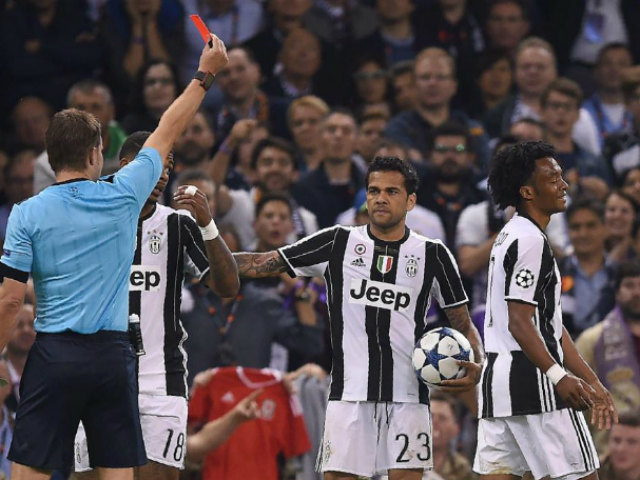 Ramos diễn kịch, SAO Juventus ăn thẻ đỏ 