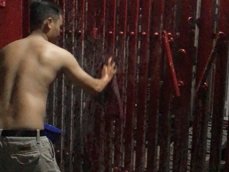 Bất an vì liên tục bị đe dọa, tạt sơn vào nhà - 2