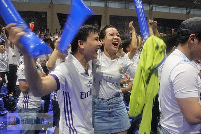 “Vua” Ronaldo vô địch cúp C1: 2000 fan Real Việt phát cuồng - 7