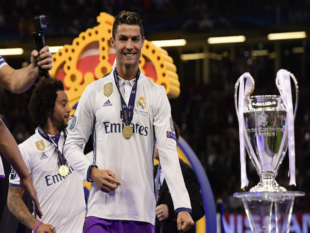 Fan MU vừa mừng vừa lo gặp Ronaldo và Real Madrid ở Siêu cúp