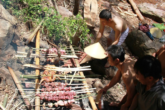 Người dân bỏ nhà, ùn ùn lên rừng, xuống biển trốn nắng nóng - 8