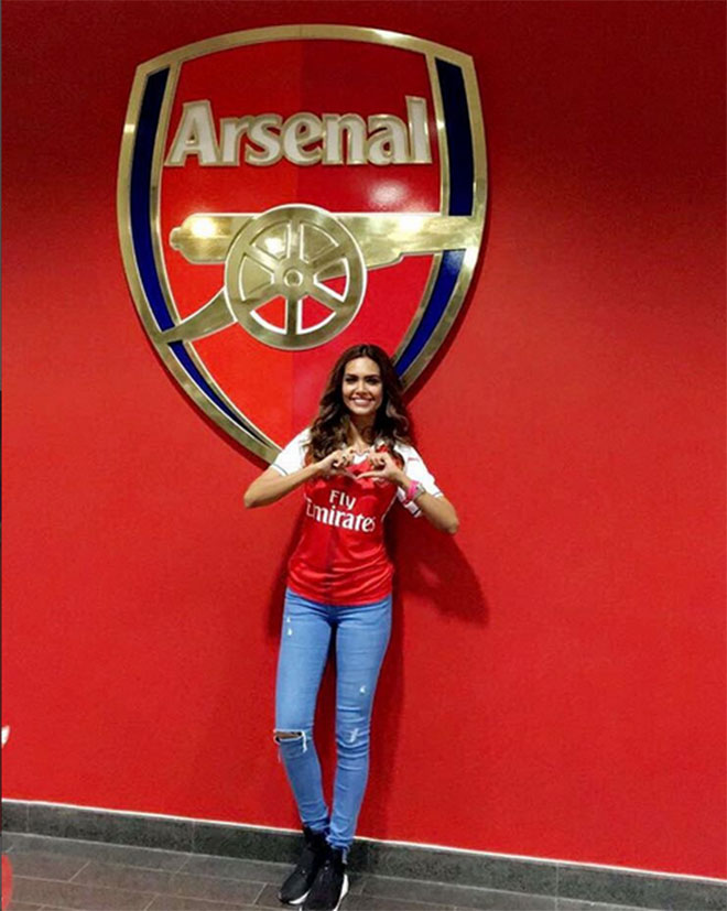 Hậu vệ Arsenal cưa đổ hoa hậu hơn 10 tuổi: Chân dài, hot girl đã lỗi thời! - 2