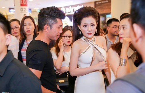 Ngân 98 khoe "cơ thể phát triển sớm", khiến mỹ nhân khác phải e dè - 1