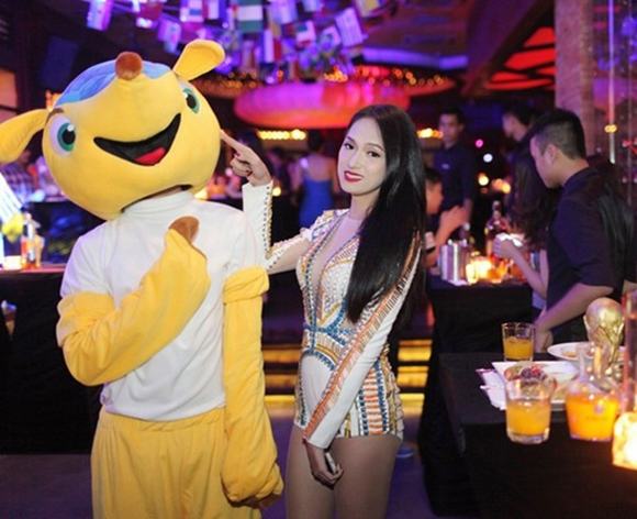 Hương Giang Idol, Lâm Chi Khanh gây choáng vì dự tiệc như đi bơi - 6