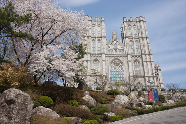 Kyung Hee là trường đại học tư thục ở Seoul, Hàn Quốc.