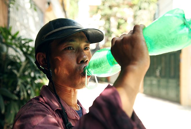 Nắng nóng như chảo lửa, dân xóm trọ nghèo “phát điên, phát rồ” - 13