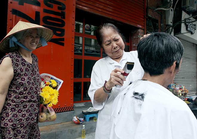 Nữ thợ cạo U80 “vít đầu làm đẹp&#34; cho đàn ông - 10