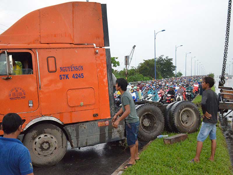 Xe đầu kéo lao qua đường, xa lộ Hà Nội kẹt cứng lúc mưa - 2