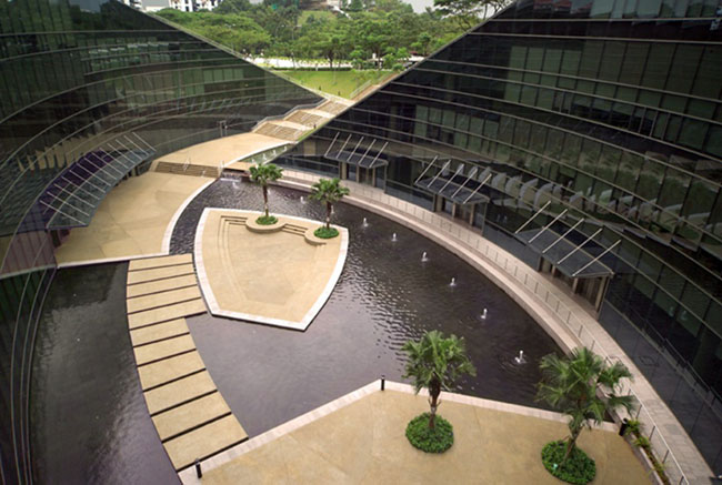 Cơ sở chính nằm ở phía tây Singapore, dọc theo 50 đại lộ Nanyang. 