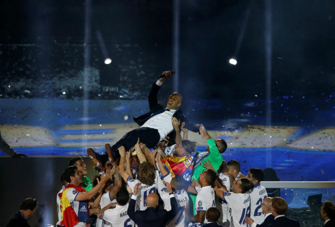 Real Madrid rước cúp C1: Ronaldo con phô bày đẳng cấp QBV tương lai - 1