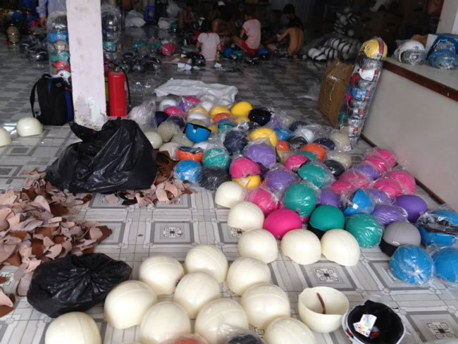 Hỗn loạn thị trường mũ bảo hiểm - 1