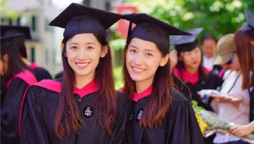 Xôn xao cặp chị em song sinh xinh đẹp tốt nghiệp ĐH Harvard - 1