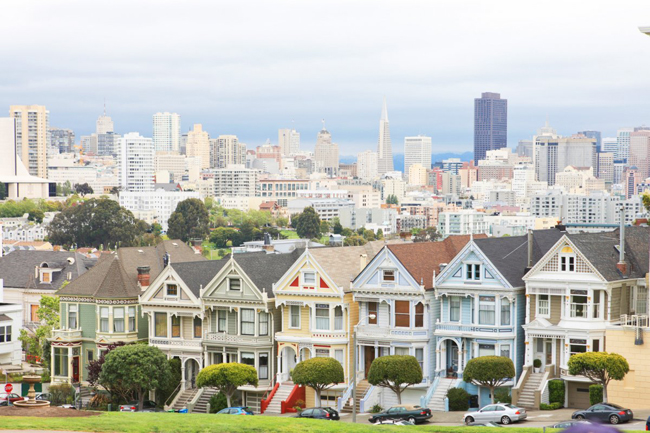 Biệt thự 2820 Scott Street nằm ở San Francisco, Mỹ, giữa những căn nhà có lối kiến trúc Victoria tuyệt đẹp. Căn biệt thự chỉ cách “Khu tỷ phú” Pacific Heights khoảng 3km về phía bắc.