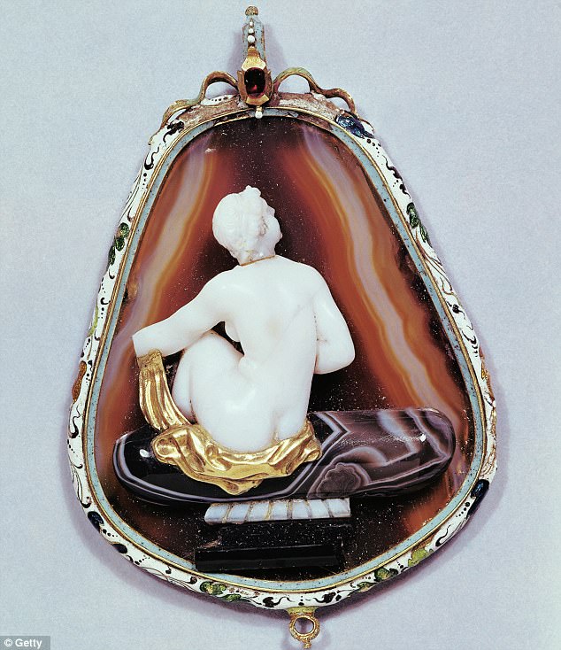 Triển lãm tượng khiến người xem "ngượng chín mặt" ở Anh - 2