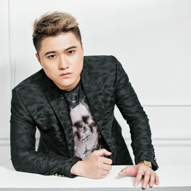 Nóng 42.5 độ, ca sĩ Duy Khánh co giật, phải nhập viện - 1