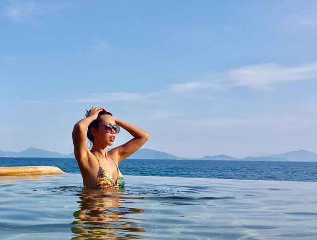 Chân dài Hà thành thích thú “tắm lộ thiên” tại một bể bơi trên cao ở Nha Trang.