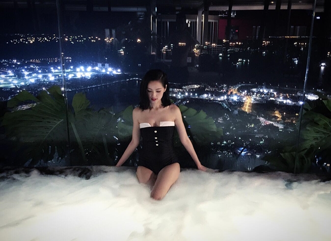 Hot girl nghỉ dưỡng ở khách sạn Marina Bay với bể bơi trên cao, có thể ngắm nhìn Singapore lung linh vào buổi đêm.