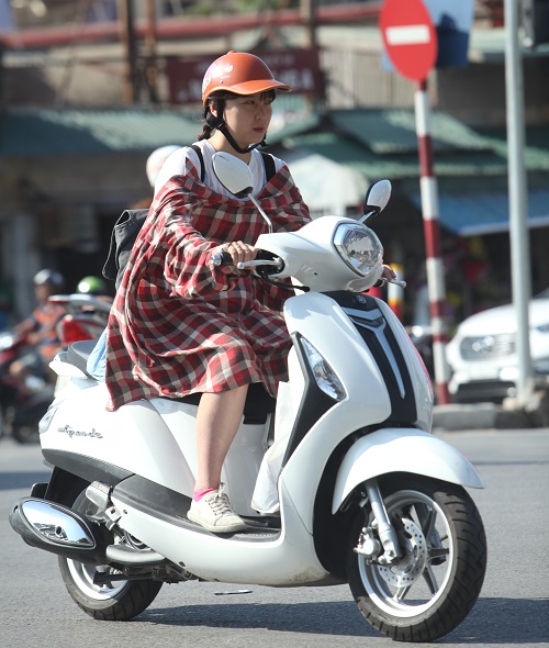 Nắng 50 độ C, chị em thà mặc phát ngốt còn hơn cháy da - 3