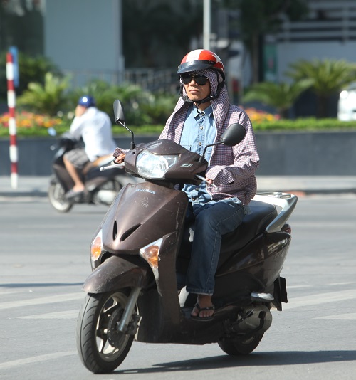 Nắng 50 độ C, chị em thà mặc phát ngốt còn hơn cháy da - 8