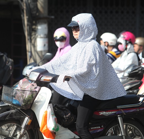 Nắng 50 độ C, chị em thà mặc phát ngốt còn hơn cháy da - 5