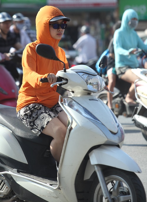 Nắng 50 độ C, chị em thà mặc phát ngốt còn hơn cháy da - 6