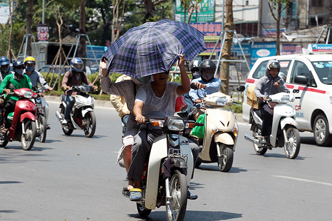 Nắng nóng cực độ khiến đàn ông ra đường cũng phải mặc váy - 5