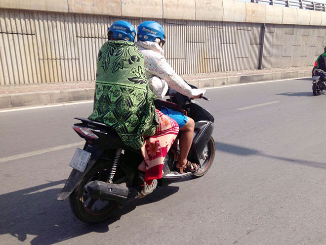 Nắng nóng cực độ khiến đàn ông ra đường cũng phải mặc váy - 7