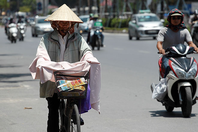 Nắng nóng cực độ khiến đàn ông ra đường cũng phải mặc váy - 6