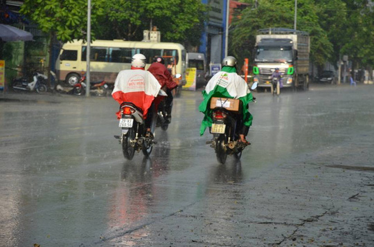 Cơn &#34;mưa vàng&#34; đã trút xuống Hà Nội sau nắng nóng kỷ lục - 1