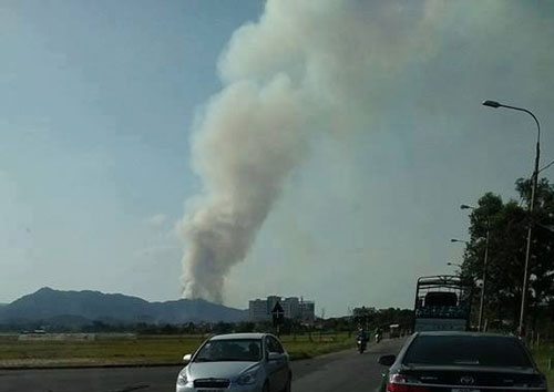 HN: Cháy lớn rừng phòng hộ Sóc Sơn, huy động 2000 người dập lửa - 1