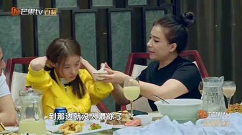 Tiểu thư 16 tuổi bị ném đá dữ dội vì vẫn bắt mẹ bón cho ăn - 1