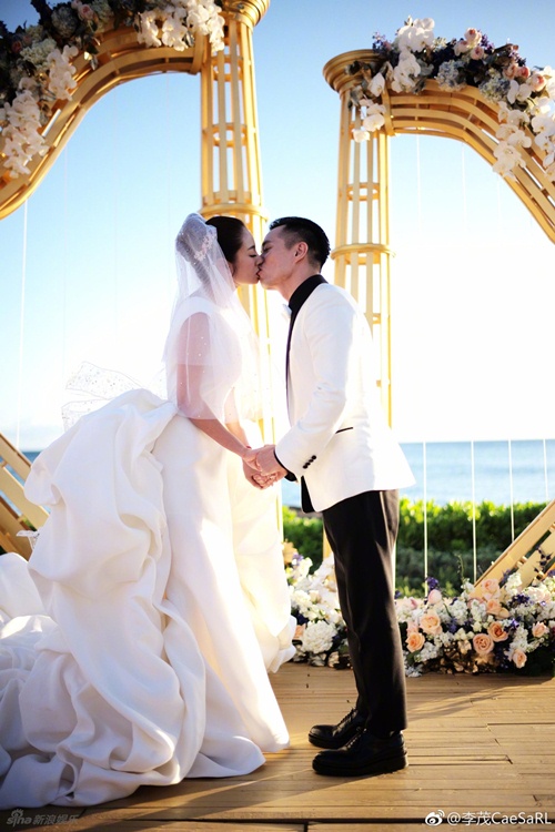 Mỹ nữ Tây Du Ký say đắm hôn tỷ phú USD trong lễ cưới chính thức - 1