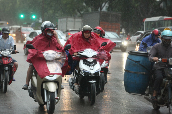 Cuồng phong trút xuống Hà Nội sau đợt nắng nóng kỷ lục - 6