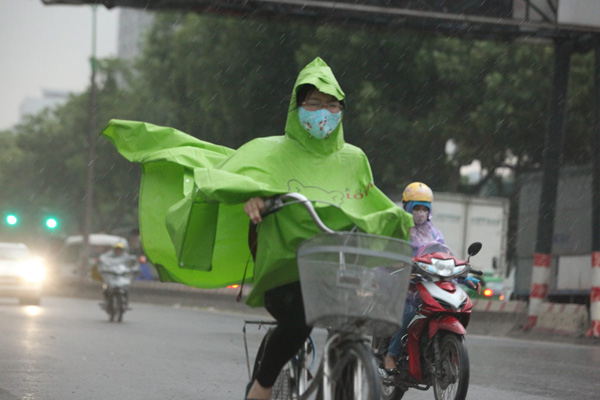 Cuồng phong trút xuống Hà Nội sau đợt nắng nóng kỷ lục - 5