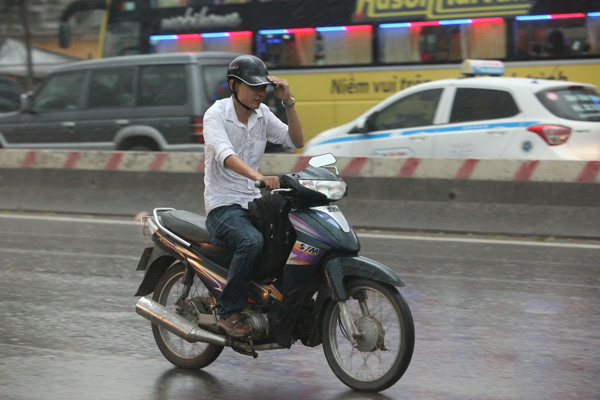 Cuồng phong trút xuống Hà Nội sau đợt nắng nóng kỷ lục - 15